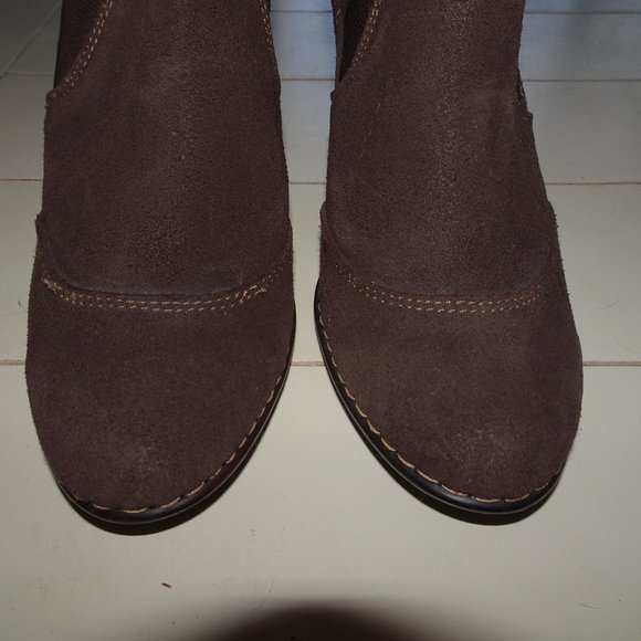 Sofft 8.5M Chocolate Brown Suede Short Ankle Boot - Picture 3 of 6